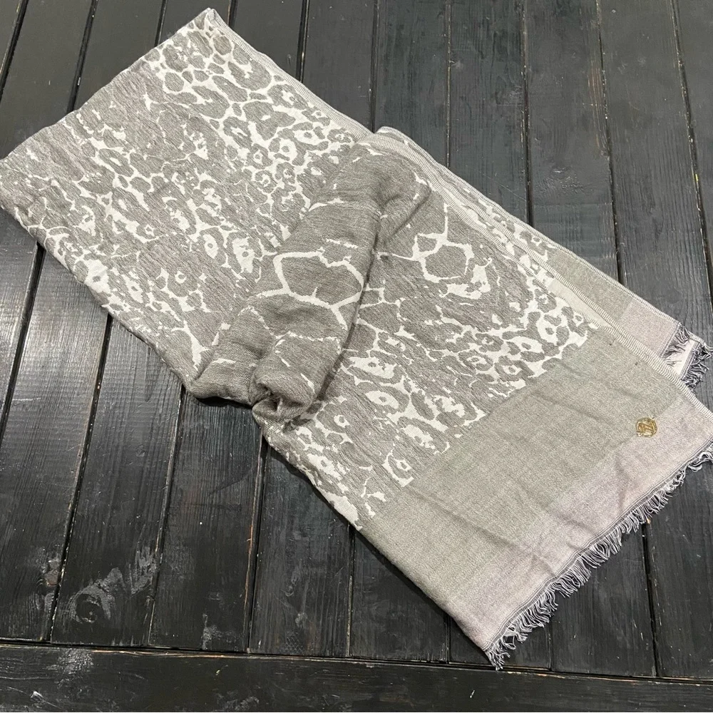 Adrienne Vittadini Jacquard‎ Oblong Wide Scarf Women Gray NWT